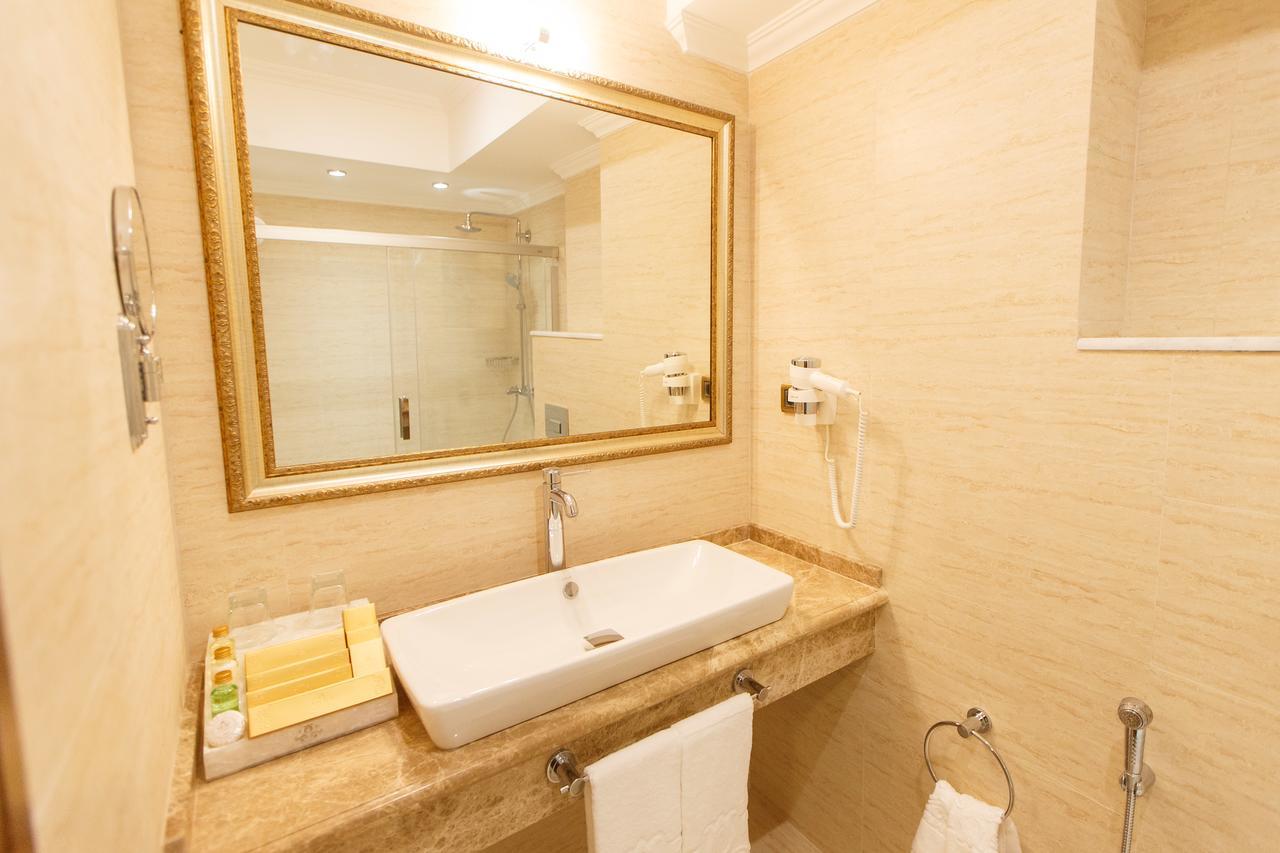 Sultan Palace Hotel อะเตรา ภายนอก รูปภาพ Bathroom