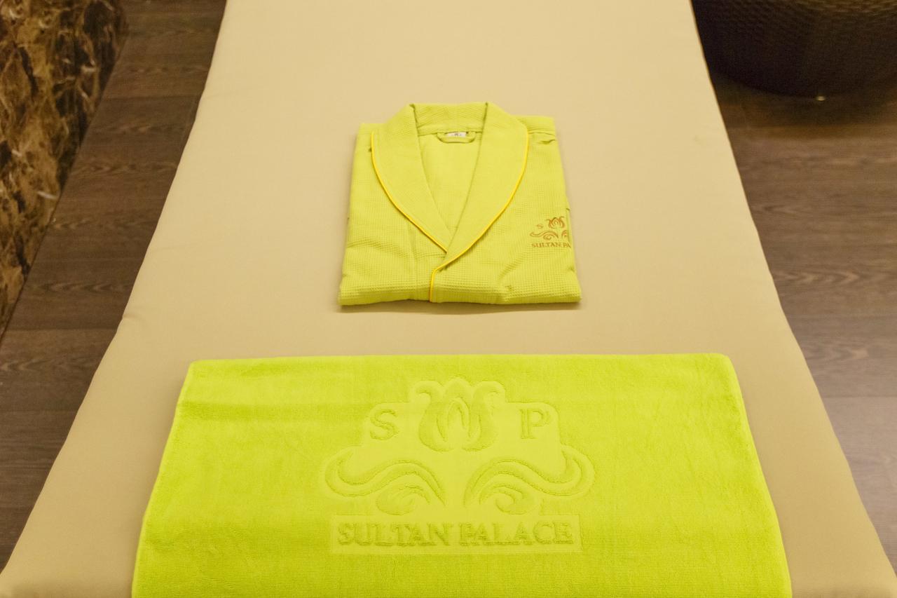 Sultan Palace Hotel อะเตรา ภายนอก รูปภาพ A bathrobe and towel