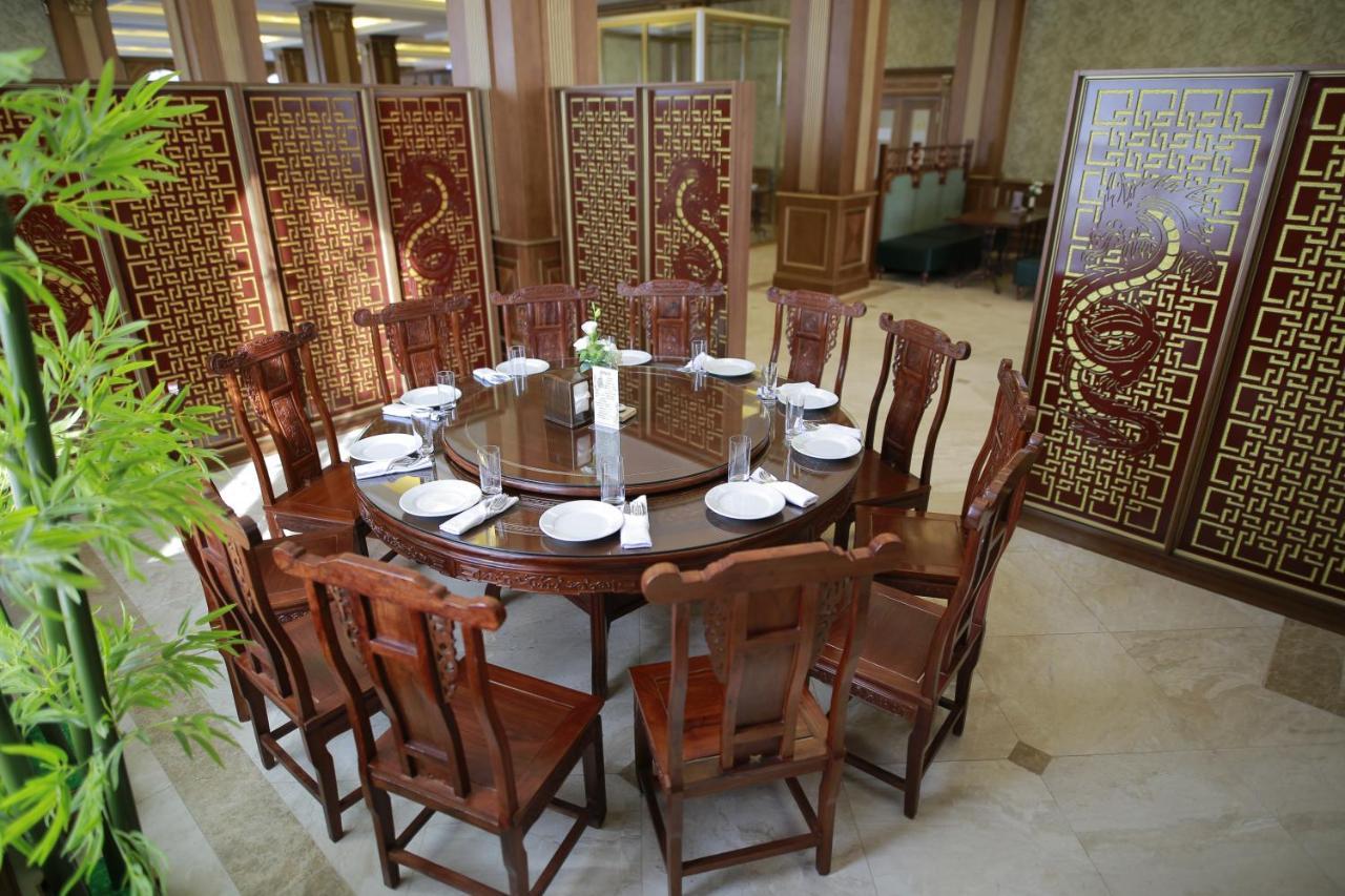 Sultan Palace Hotel อะเตรา ภายนอก รูปภาพ A round table with chairs